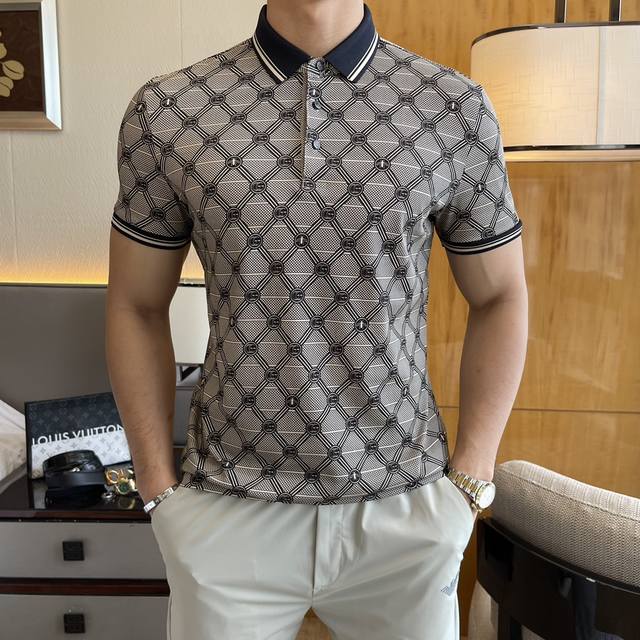 古奇 2025Ss春夏新款Polo领短袖系列。定制顶级长绒棉面料！重工艺1:1设计，时尚大牌元素Logo点缀，上身版型超赞，面料细腻舒适透气，随意搭配都超级好看