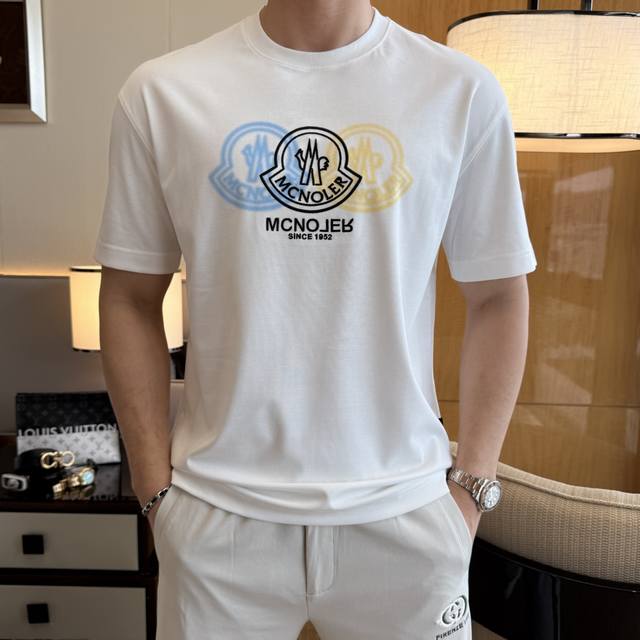 蒙口 2025Ss蛇年贺岁款春夏精品微阔版短袖T恤 官网同步 高端品质 定制顶级长绒棉面料，顶级大厂1:1制作，时尚大牌重工艺Logo设计，手感柔软细腻 穿着亲