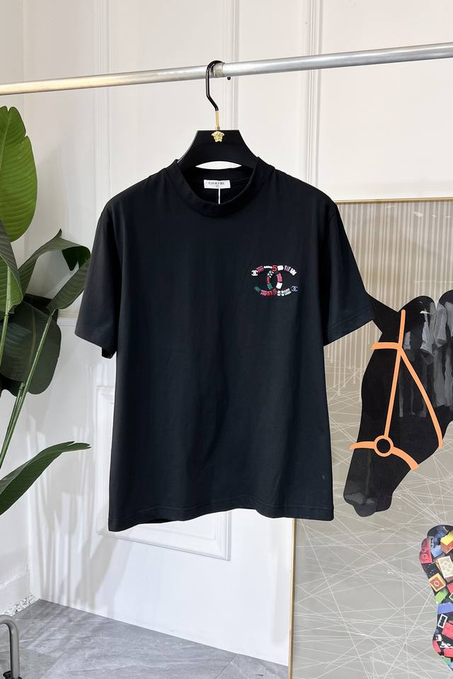 香奈儿- 2025Ss蛇年贺岁款春夏精品宽松版短袖T恤 官网同步 高端品质 定制顶级长绒棉面料，顶级大厂1:1制作，时尚大牌重工艺Logo设计，手感柔软细腻 穿