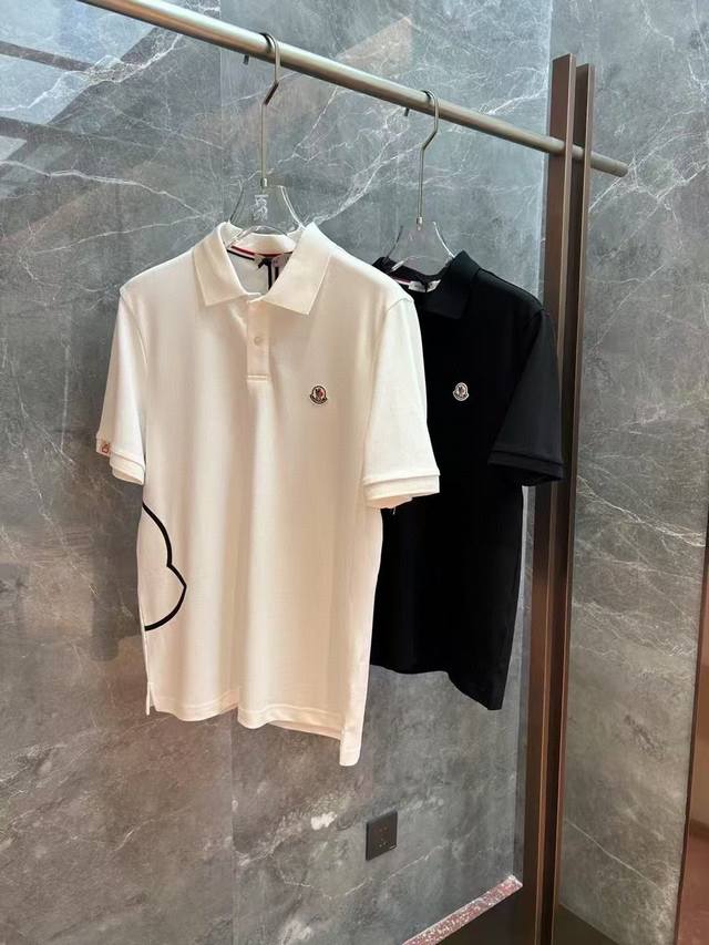 实拍 Moncl*R蒙*口2025春夏款男士短袖Polo衫。重磅高品质成衣水准。胸前品牌Logo设计，上身效果超赞！独具时尚光泽质感，一向穿着体验非常的高！一流