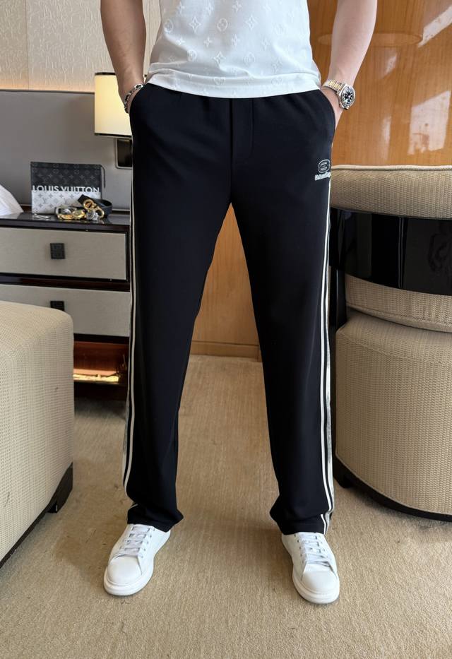 巴黎世家 2025Ss蛇年春夏专柜同步爆款宽腿休闲裤，本季必入百搭款式，上身极为出挑，超级百搭款 ，原版1:1复刻，三标齐全！专柜最新时尚元素设计，进口定织高品