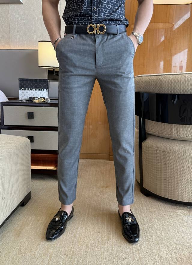 蒙口 2025Ss蛇年春夏贺岁款九分休闲裤。原单1:1制作，日常必备的完美之选，简单大气亦时尚有型，定制进口欧棉面料 ，重工洗水工艺，做工复杂工艺精湛。轻松迎合