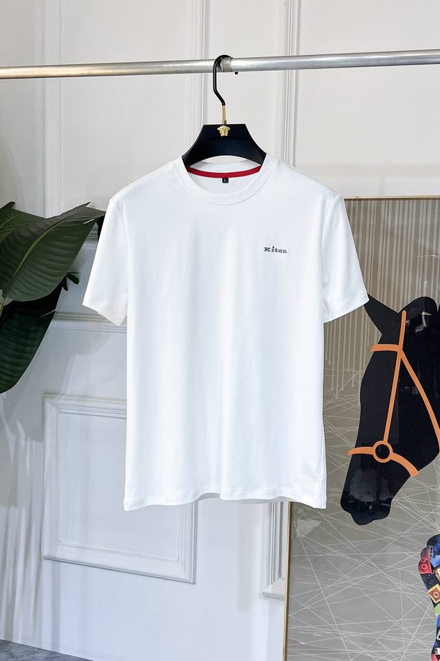 Kiton- 2025Ss蛇年贺岁款春夏精品短袖T恤 官网同步 高端品质 定制顶级丝光棉面料，顶级大厂1:1制作，时尚大牌重工艺Logo设计，手感柔软细腻 穿着