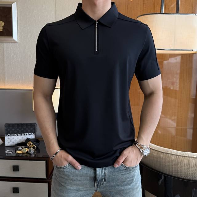 杰尼娅- 2025Ss蛇年春夏新款Polo领短袖系列。精选优质双丝光棉面料，时尚大牌元素Logo设计，上身版型超赞，面料细腻舒适透气，随意搭配都超级好看时尚型男