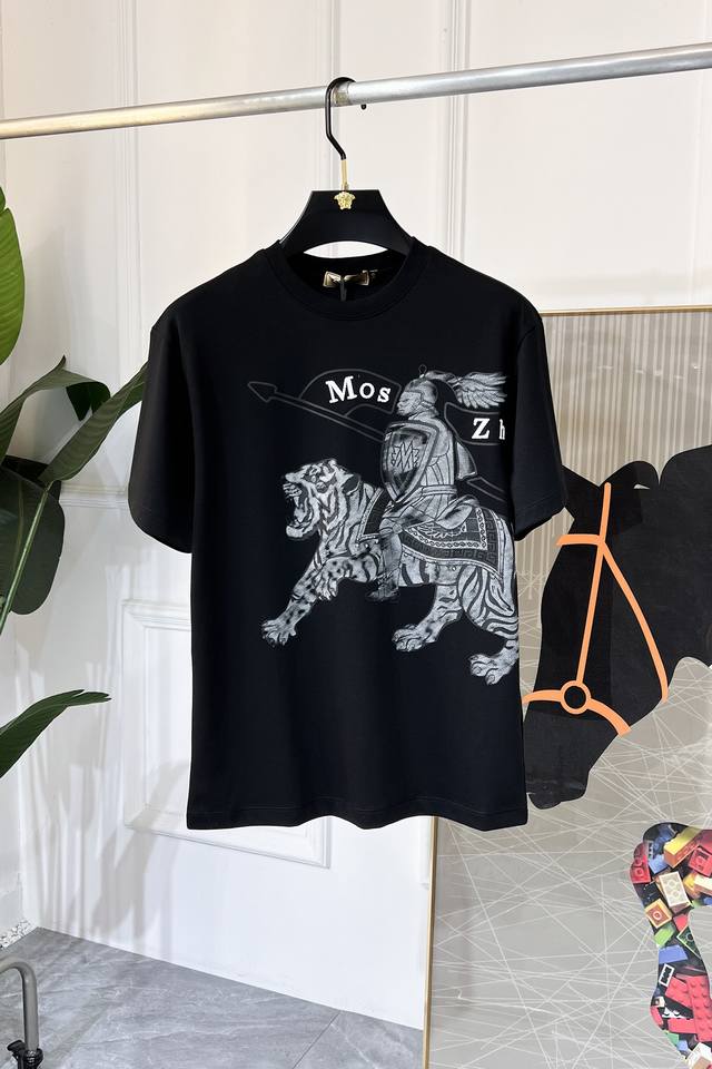 巴宝莉 2025Ss蛇年贺岁款春夏精品宽松版短袖T恤 官网同步 高端品质 定制顶级丝光棉面料，顶级大厂1:1制作，时尚大牌重工艺Logo设计，手感柔软细腻 穿着