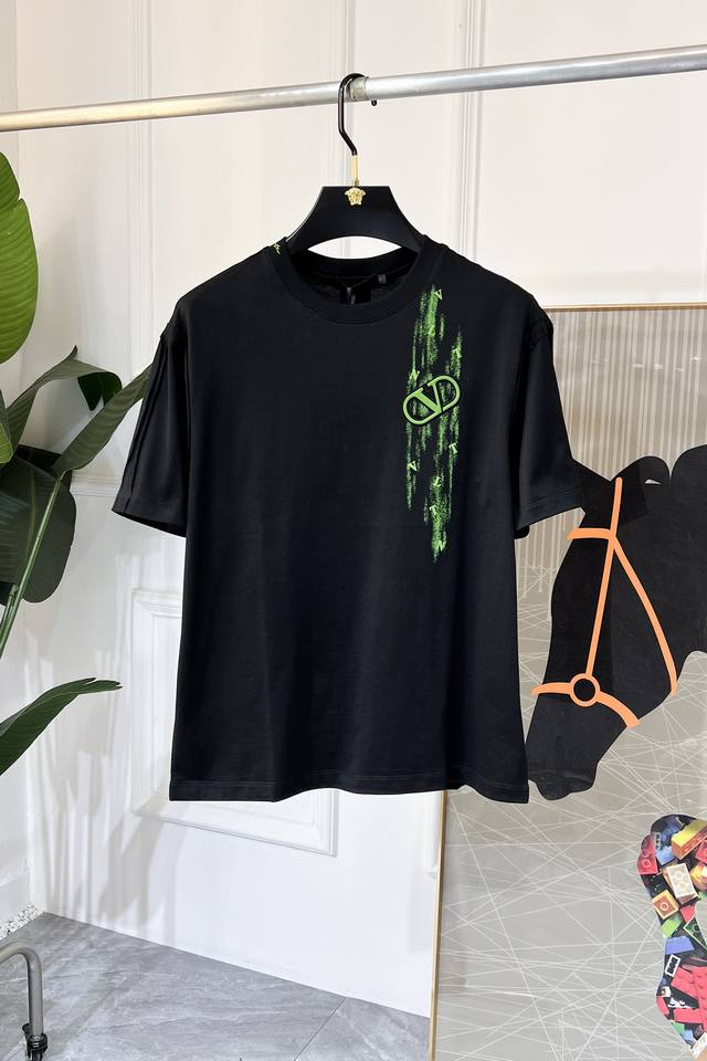 华伦天努 2025Ss蛇年贺岁款春夏精品宽松版短袖T恤 官网同步 高端品质 定制顶级丝光棉面料，顶级大厂1:1制作，时尚大牌重工艺Logo设计，手感柔软细腻 穿