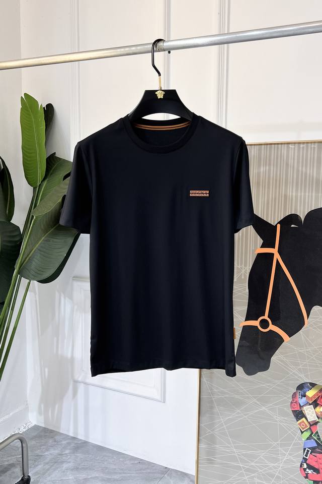 爱玛仕 2025Ss蛇年贺岁款春夏精品短袖T恤 官网同步 高端品质 定制顶级丝光棉面料，顶级大厂1:1制作，时尚大牌重工艺Logo设计，手感柔软细腻 穿着亲肤舒