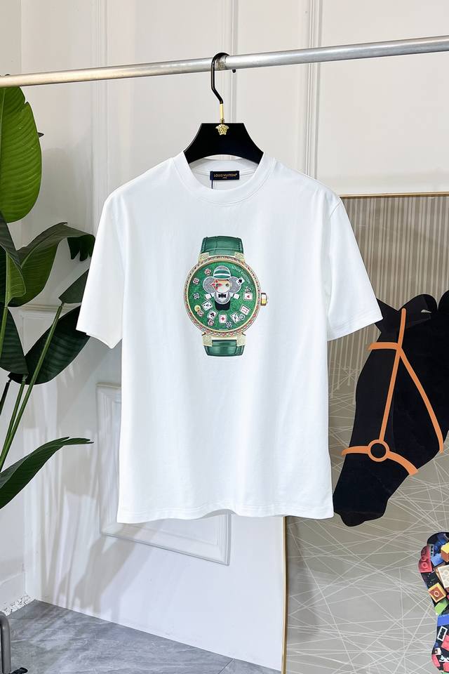 Lv 2025Ss蛇年贺岁款春夏精品短袖T恤 官网同步 高端品质 定制顶级长绒棉面料，顶级大厂1:1制作，时尚大牌重工艺Logo设计，手感柔软细腻 穿着亲肤舒适