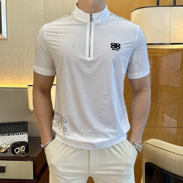 B黎世家 2025Ss年春夏最新大爆款立领短袖T恤，定制进口高级棉面料，时尚大牌元素Logo点缀，会呼吸的面料，质感细腻柔软，贴身冰爽顺滑。吸湿排汗，简约大方又