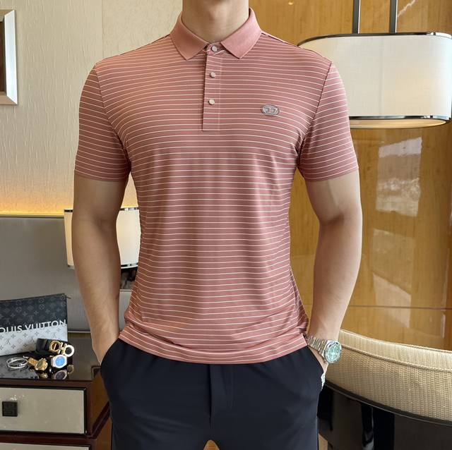 迪奥 2025Ss春夏新款Polo领短袖系列。定制顶级长绒棉面料！重工艺1:1设计，时尚大牌元素Logo点缀，上身版型超赞，面料细腻舒适透气，随意搭配都超级好看