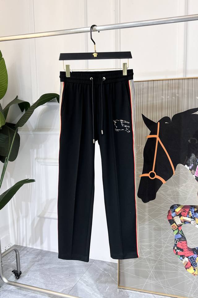 巴宝莉 2025Ss蛇年春夏专柜同步爆款休闲裤，本季必入百搭款式，上身极为出挑，超级百搭款 ，原版1:1复刻，三标齐全！专柜最新时尚元素设计，进口定织高品质欧棉