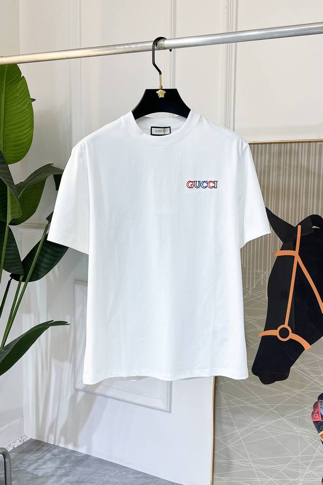 古奇 2025Ss蛇年贺岁款春夏精品短袖T恤 官网同步 高端品质 定制顶级长绒棉面料，顶级大厂1:1制作，时尚大牌重工艺Logo设计，手感柔软细腻 穿着亲肤舒适