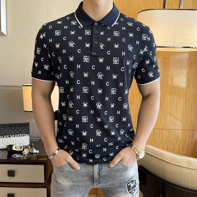 迪奥- 2025Ss春夏新款Polo领短袖系列。精选顶级丝光珠地棉面料，三标齐全！时尚大牌元素Logo工艺设计，上身版型超赞，面料细腻舒适透气，随意搭配都超级好