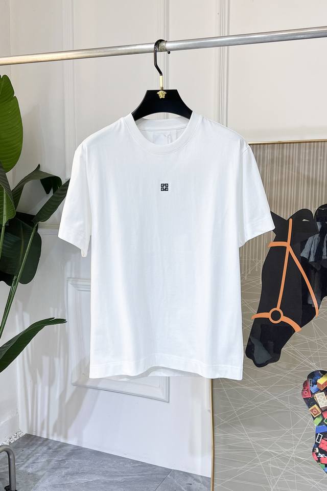 纪梵希- 2025Ss蛇年贺岁款春夏精品宽松版短袖T恤 官网同步 高端品质 定制顶级长绒棉面料，顶级大厂1:1制作，时尚大牌重工艺Logo设计，手感柔软细腻 穿