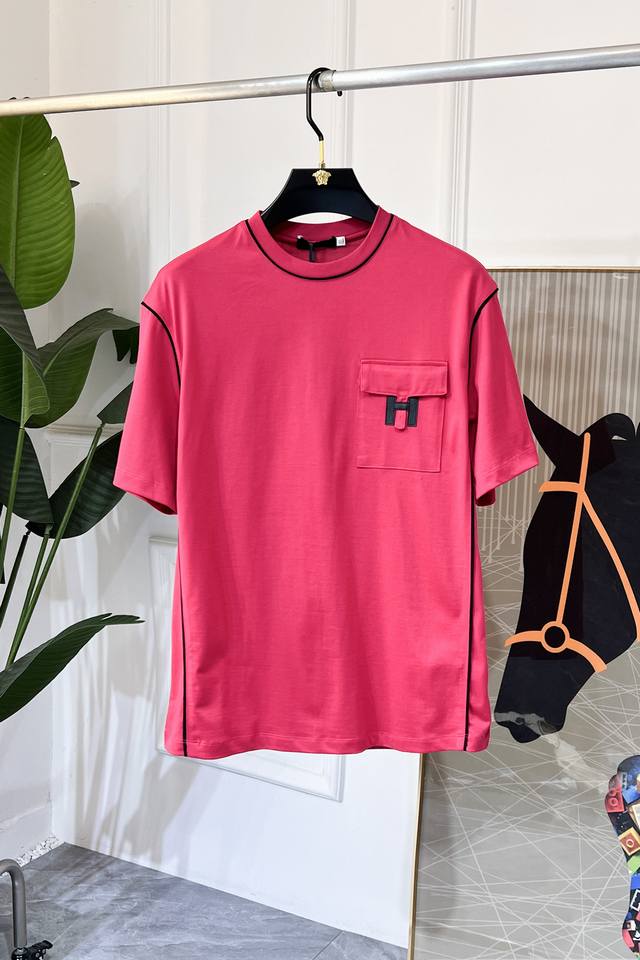 爱玛仕 2025Ss蛇年贺岁款春夏精品宽松版短袖T恤 官网同步 高端品质 定制顶级长绒棉面料，顶级大厂1:1制作，时尚大牌重工艺Logo设计，手感柔软细腻 穿着