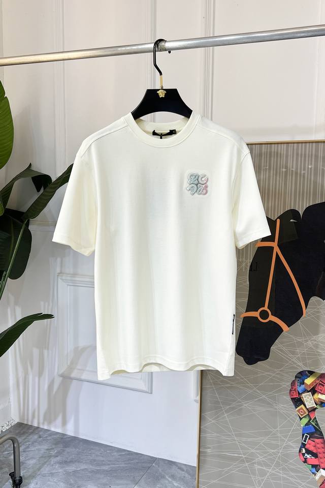 罗意葳 2025Ss蛇年贺岁款春夏精品宽松版短袖T恤 官网同步 高端品质 定制顶级长绒棉面料，顶级大厂1:1制作，时尚大牌重工艺Logo设计，手感柔软细腻 穿着