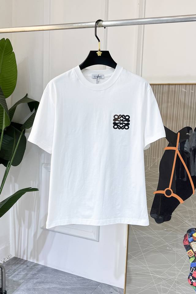 罗薏葳 2025Ss蛇年贺岁款春夏精品宽松版短袖T恤 官网同步 高端品质 定制顶级长绒棉面料，顶级大厂1:1制作，时尚大牌重工艺Logo设计，手感柔软细腻 穿着