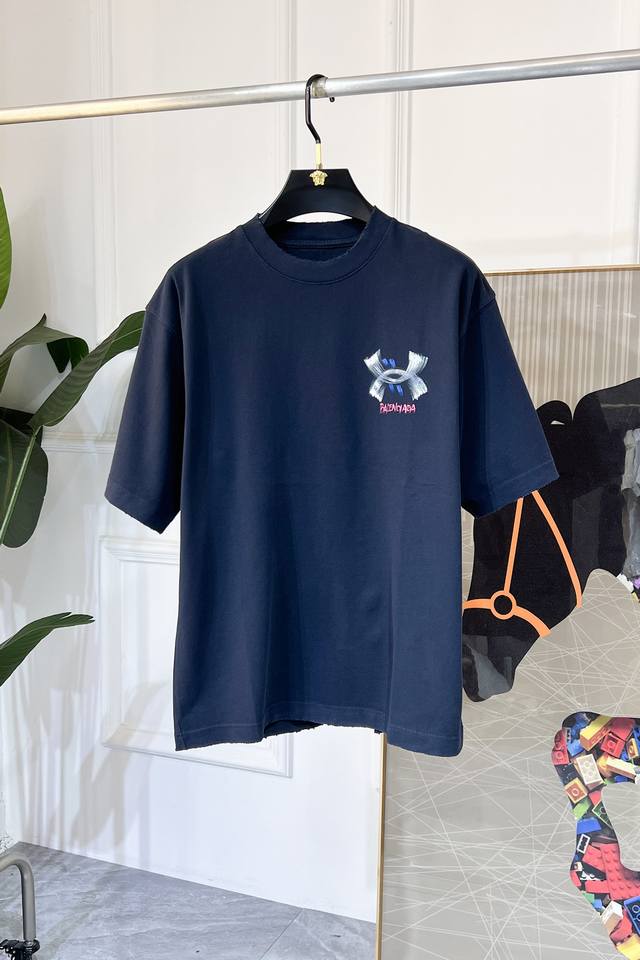 品牌：巴黎*世家 价格P： 颜色：黑色 白色 尺码：Xs-Xl 可穿200斤 介绍：2025春夏新款男士休闲宽松短袖T恤。重磅级尤物单品，外商客供全棉面料，高效