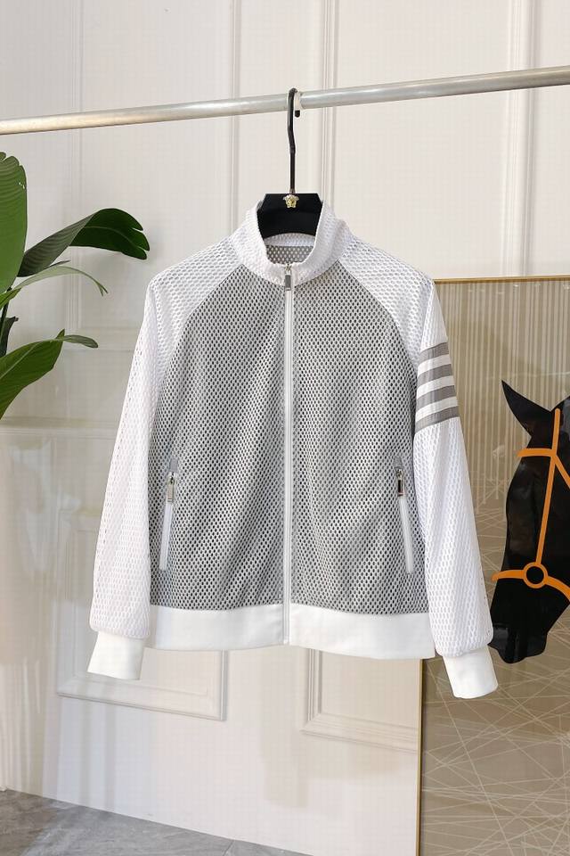 Tb 2025年春装大爆款薄款夹克外套，定制高品质聚酯纤维面料！顶级时尚大牌元素Logo设计，三标齐全！原版五金辅料，线条流畅，工艺精致，上身版型超赞，面料舒适