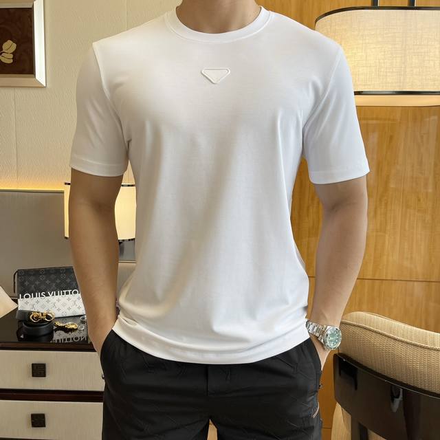 普拉达 2025Ss年春夏精品阔版短袖T恤 官网同步 高端品质 定制顶级丝光棉面料，顶级大厂1:1制作，时尚大牌重工艺Logo设计，手感柔软细腻 穿着亲肤舒适