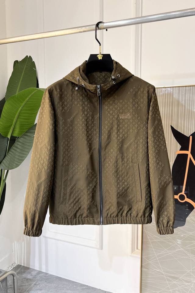 Lv 2025Ss秋装大爆款夹克外套，定制高品质聚酯纤维面料！顶级时尚大牌元素Logo设计，三标齐全！原版五金辅料，线条流畅，工艺精致，上身版型超赞，面料舒适，