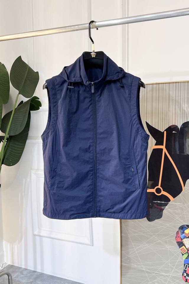 杰尼娅 2025Ss蛇年贺岁款春装马甲外套，定制高品质聚酯纤维面料！顶级时尚大牌元素Logo设计，三标齐全！原版五金辅料，线条流畅，工艺精致，上身版型超赞，面料