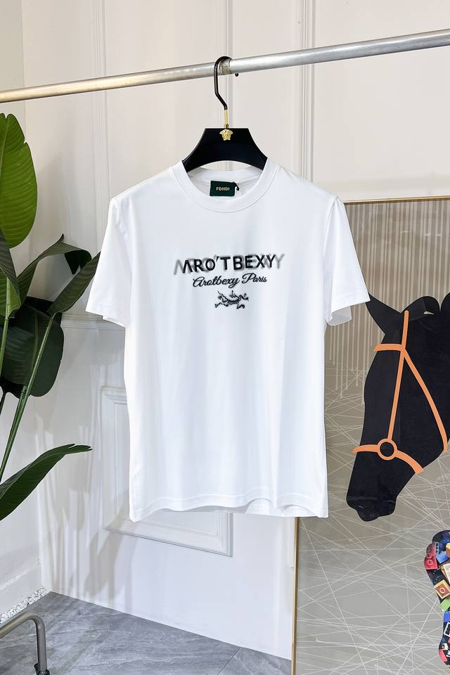 始祖鸟 2025Ss蛇年贺岁款春夏精品短袖T恤 官网同步 高端品质 定制顶级丝光棉面料，顶级大厂1:1制作，时尚大牌重工艺Logo设计，手感柔软细腻 穿着亲肤舒