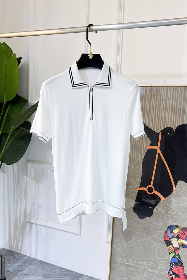 杰尼娅 2025Ss春夏最新大爆款精品短袖T恤，定制进口轻柔天丝面料，时尚大牌元素Logo点缀，会呼吸的面料，质感细腻柔软，贴身冰爽顺滑。吸湿排汗，简约大方又不