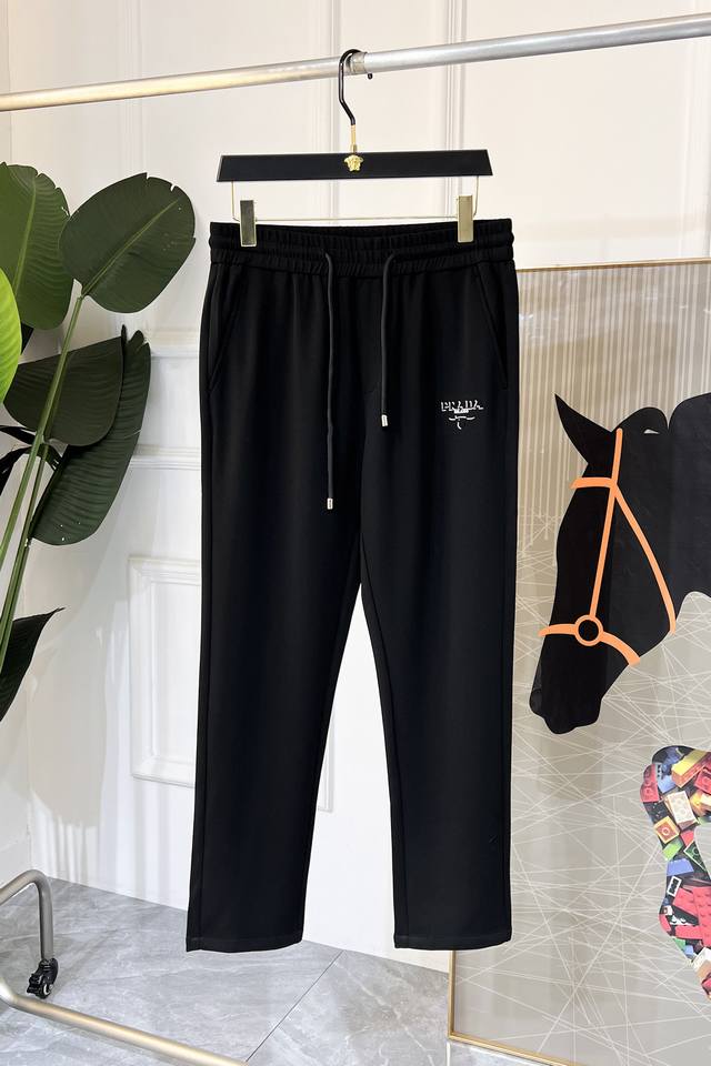 普拉达 2025Ss蛇年春夏专柜同步爆款休闲裤，本季必入百搭款式，上身极为出挑，超级百搭款 ，原版1:1复刻，三标齐全！专柜最新时尚元素设计，进口定织高品质欧棉