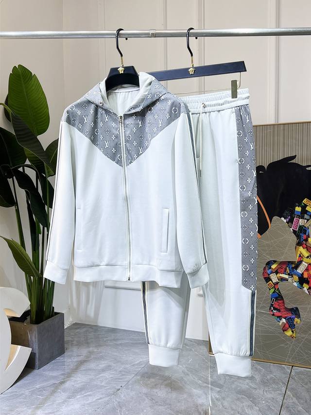 Lv 2025Ss蛇年春装新品休闲套装！明星最爱时装味休闲套装 简单大方，官网1：1工艺设计！干净利落剪裁 都市风十足 可供独家顶级定制面料，手感软糯干爽，上身