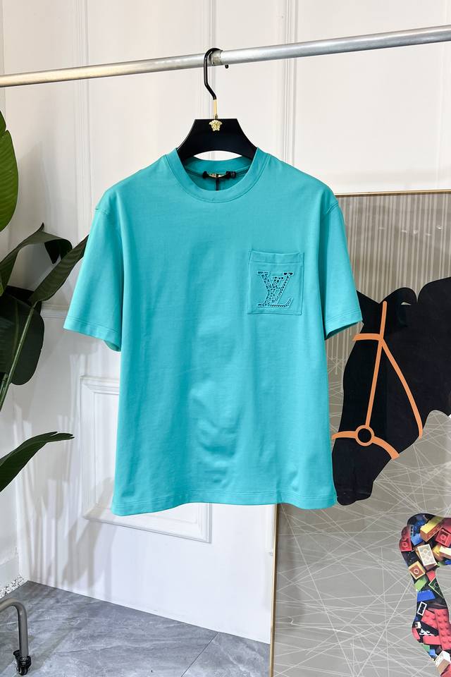 Lv 2025Ss蛇年贺岁款春夏精品宽松版短袖T恤 官网同步 高端品质 定制顶级长绒棉面料，顶级大厂1:1制作，时尚大牌重工艺Logo设计，手感柔软细腻 穿着亲