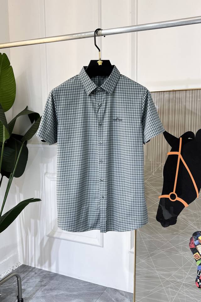 石头岛 Ss时尚大爆款精品衬衫，贸易公司渠道货，品相完美如斯，属于入柜级别，可预见性的爆款，高级定制进口高级棉混纺面料，大师级剪裁，质感无敌，亲肤性极佳，非常出