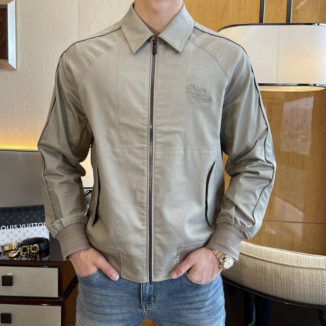 迪奥 Ss春装大爆款薄款夹克外套，定制高品质聚酯纤维面料！顶级时尚大牌元素Logo设计，三标齐全！原版五金辅料，线条流畅，工艺精致，上身版型超赞，面料舒适，挡风