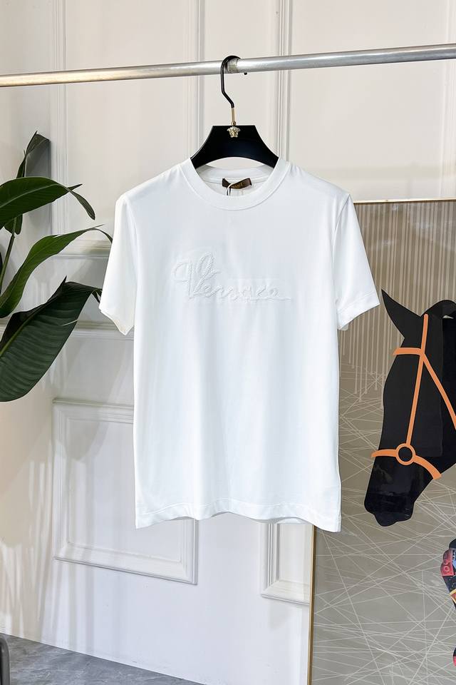 范思哲 -2025春夏新款男女同款短袖T恤，专柜同步发售！定制专属纯棉面料，胸前字母Logo图案印花工艺设计！简约大方，从容百搭，档次极高，完美融入时尚还有风情