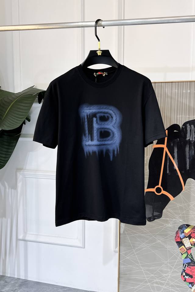 巴尔曼 2025Ss蛇年贺岁款春夏精品宽松版短袖T恤 官网同步 高端品质 定制顶级长绒棉面料，顶级大厂1:1制作，时尚大牌重工艺Logo设计，手感柔软细腻 穿着