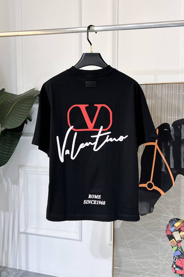 华伦天奴 2025Ss蛇年贺岁款春夏精品宽松版短袖T恤 官网同步 高端品质 定制顶级纯棉面料，顶级大厂1:1制作，时尚大牌重工艺Logo设计，手感柔软细腻 穿着