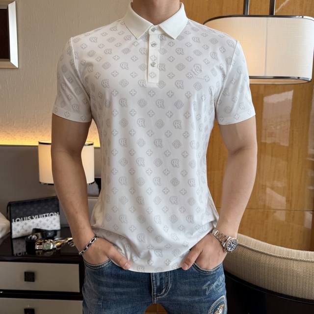 香奈儿 2025Ss蛇年春夏新款Polo领短袖系列。精选优质双丝光棉面料，时尚大牌元素Logo设计，上身版型超赞，面料细腻舒适透气，随意搭配都超级好看时尚型男必