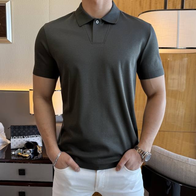 Lp诺悠 2025Ss蛇年春夏新款Polo领短袖系列。精选优质长绒棉面料，时尚大牌元素Logo设计，上身版型超赞，面料细腻舒适透气，随意搭配都超级好看时尚型男必