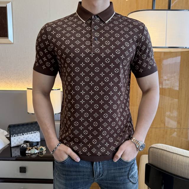 Lv- 2025Ss蛇年春夏新款Polo领短袖系列。精选优质提花双丝光棉面料，时尚大牌元素Logo设计，上身版型超赞，面料细腻舒适透气，随意搭配都超级好看时尚型