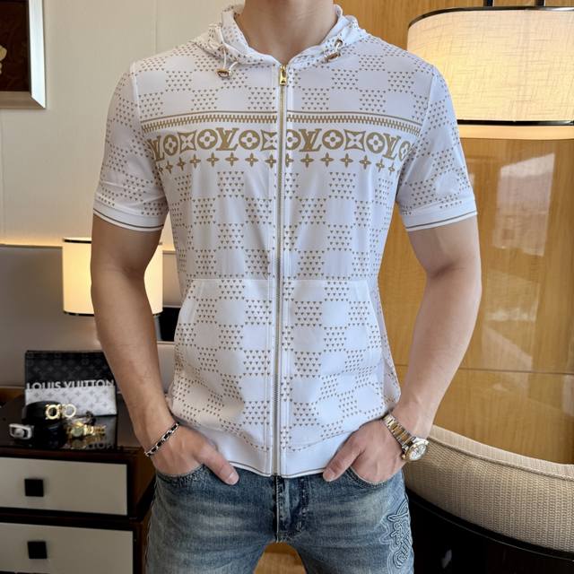 Lv 2025Ss蛇年春夏最新大爆款开衫短袖T恤，定制进口高级棉面料，时尚大牌元素Logo点缀，会呼吸的面料，质感细腻柔软，贴身冰爽顺滑。吸湿排汗，简约大方又不