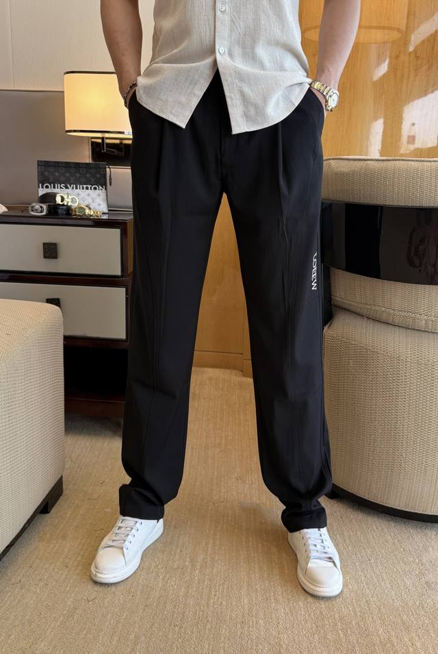 罗薏葳 2025Ss蛇年春夏专柜同步爆款宽腿休闲裤，本季必入百搭款式，上身极为出挑，超级百搭款 ，原版1:1复刻，三标齐全！专柜最新时尚元素设计，进口定织高品质