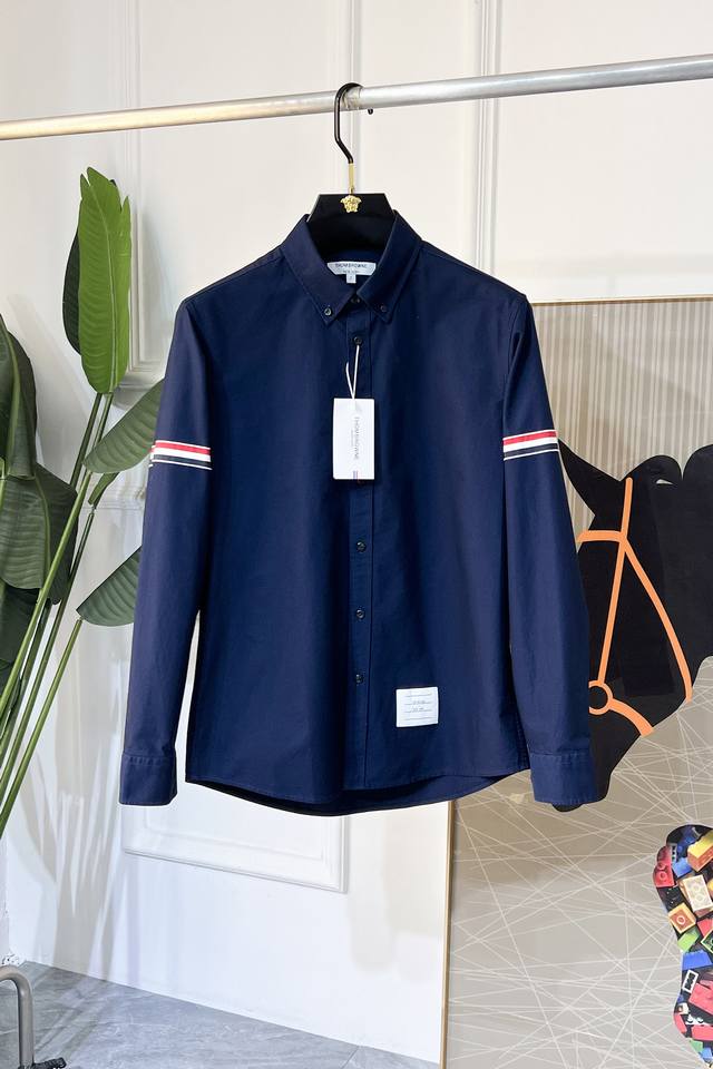 Tb Ss时尚大爆款精品长袖衬衫，贸易公司渠道货，品相完美如斯，属于入柜级别，可预见性的爆款，高级定制进口高级棉混纺面料，大师级剪裁，质感无敌，亲肤性极佳，非常