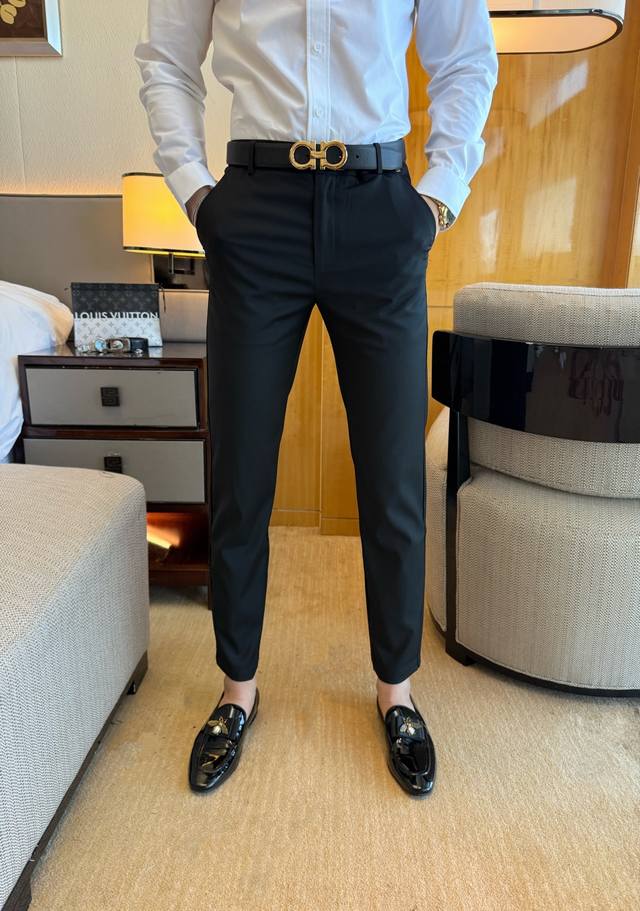 华伦天奴 2025Ss蛇年春夏贺岁款9分休闲裤。原单1:1制作，日常必备的完美之选，简单大气亦时尚有型，定制进口欧棉面料 ，重工洗水工艺，做工复杂工艺精湛。轻松