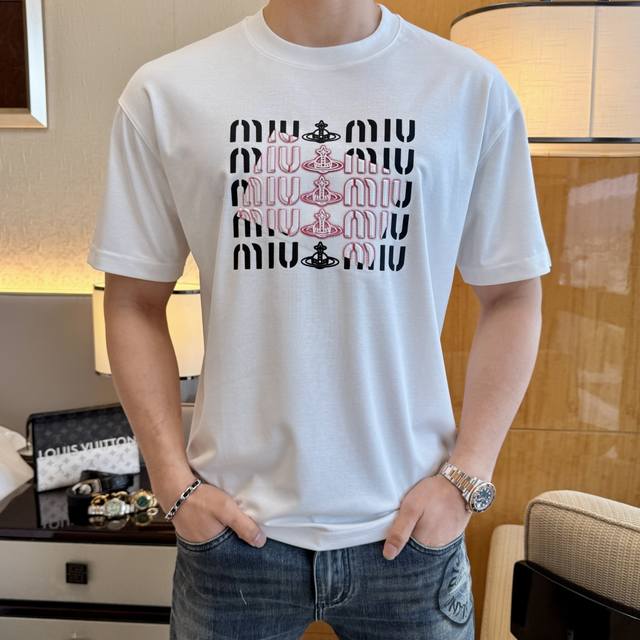 谬谬 2025Ss蛇年贺岁款春夏精品微阔版短袖T恤 官网同步 高端品质 定制顶级长绒棉面料，顶级大厂1:1制作，时尚大牌重工艺Logo设计，手感柔软细腻 穿着亲