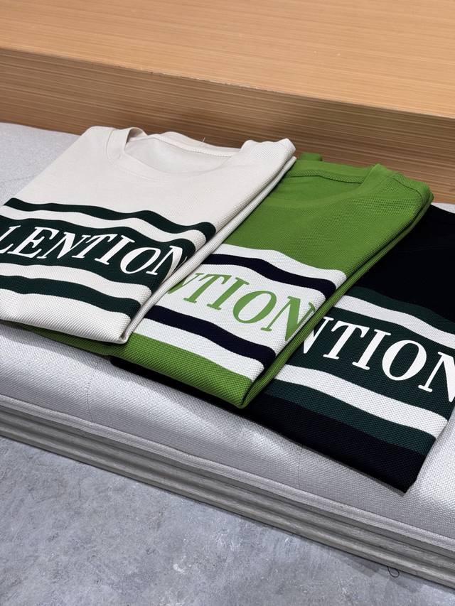 华*天奴2025春夏新品男士休闲短袖T恤。重磅级尤物单品，胸前独特定制工艺设计，奢华感十足。外商客供全棉面料，高效透气性与吸湿性舒适性胜于任何棉品，垂感极佳，光