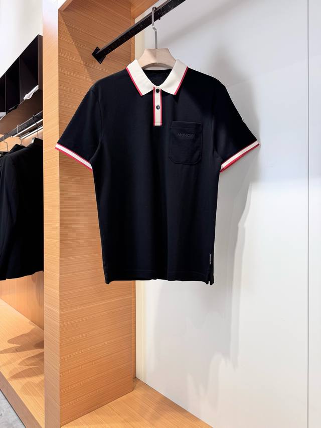 Monc*Er蒙*口2025春夏新品男士原单休闲短袖Polo 重磅级尤物单品，胸前独特定制工艺设计，奢华感十足。外商客供全棉面料，高效透气性与吸湿性舒适性胜于任