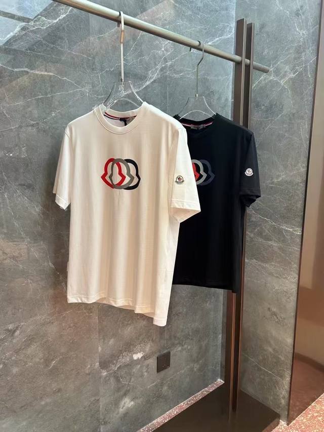 实拍 Moncl*R蒙*口2025春夏款男士短袖T恤。精选高档定制Mercerized Cotton抗菌丝光棉面料 ，色泽较鲜明和光亮，质地自然柔软、手感顺滑，