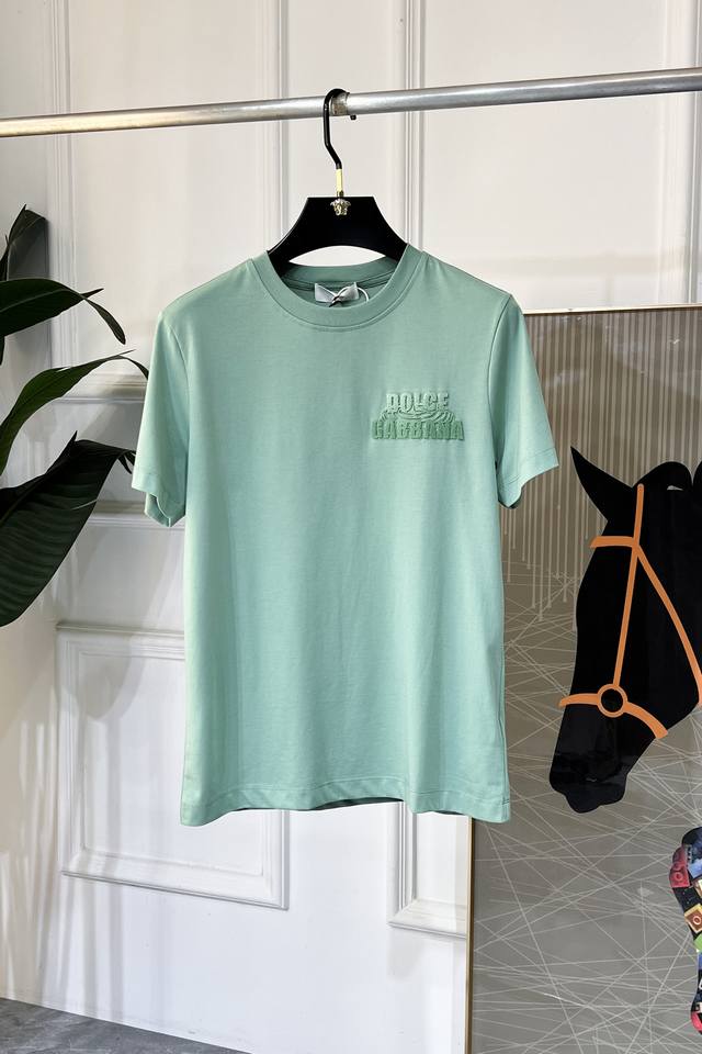 Dg -2025春夏新款男女同款短袖T恤，专柜同步发售！定制专属纯棉面料，胸前字母Logo图案印花工艺设计！简约大方，从容百搭，档次极高，完美融入时尚还有风情感