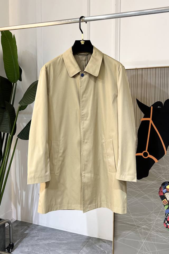 偏大半码！ 巴宝莉- 2025Ss蛇年贺岁款春装英伦风长款夹克外套，定制高品质聚酯纤维面料！顶级时尚大牌元素Logo设计，三标齐全！原版五金辅料，线条流畅，工艺