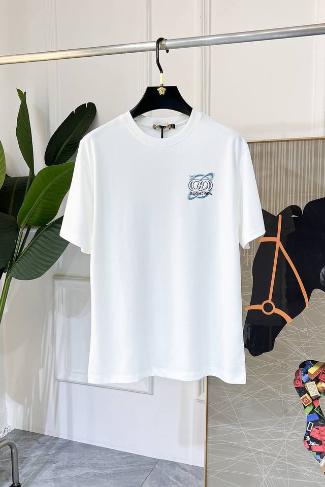 古奇 2025Ss蛇年贺岁款春夏精品宽松版短袖T恤 官网同步 高端品质 定制顶级丝光棉面料，顶级大厂1:1制作，时尚大牌重工艺Logo设计，手感柔软细腻 穿着亲